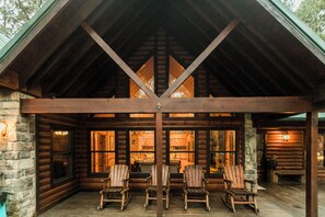 Terrace/patio - Leaping Lizard Lodge | Sleeps 16 | 4 Beds | 3.5 Baths (Broken Bow)