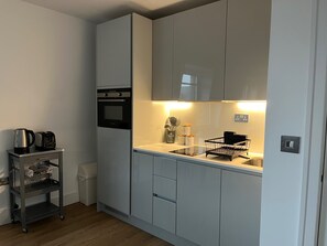 Apartment | Private kitchen | Fridge, microwave, oven, stovetop - 2br-modern-fullkitchen-25mincentrallondon-parking (Rickmansworth)