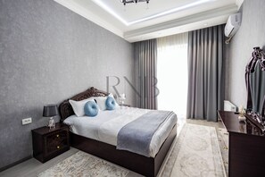 Condo dành cho gia đình, ban công, quang cảnh thành phố | 2 phòng ngủ, màn/rèm cản sáng, phòng cách âm 