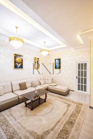 Condo dành cho gia đình, ban công, quang cảnh thành phố | Khu phòng khách | TV màn hình phẳng 