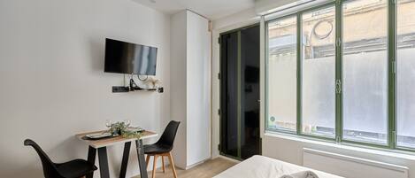 Apartamento | Espacio para trabajar con un portátil y tabla de planchar con plancha