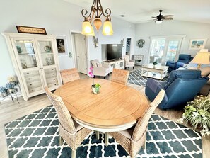 Interior - Coastline Canvas - 2/2 w/ Golf Cart in The Village of  Bonita (Bonita, The Villages)