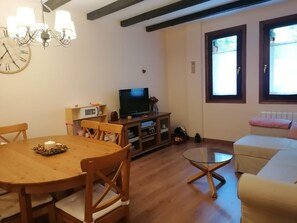 Living area - Canfranc: 1-Bedroom Apartment for 4 + Parking Included (Canfranc)