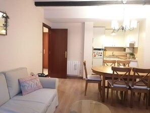 Interior - Canfranc: 1-Bedroom Apartment for 4 + Parking Included (Canfranc)