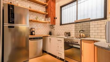 Microondas, cafetera/tetera, tostadora, utensilios de cocina