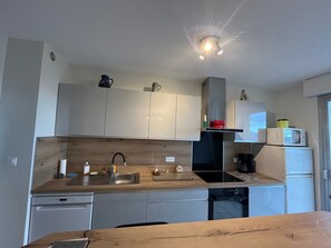 Kühlschrank, Mikrowelle, Ofen, Herdplatte