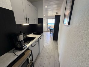 Fridge, microwave, oven, stovetop - Port Leucate: AC 1BR, 4 pers, parking, near beach (Port Leucate)