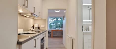 Kühlschrank, Mikrowelle, Herdplatte, Geschirrspüler