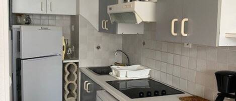 Refrigerador, microondas, horno, placa de cocina