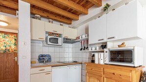 Microwave, oven, dishwasher, toaster - Apartment T4 for 7, parking, near ski resorts (Luz-Saint-Sauveur)