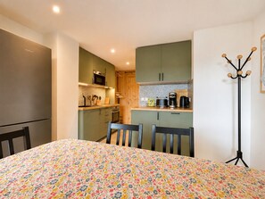 Wasserkocher mit Kaffee-/Teezubehör, Kühlschrank, Mikrowelle, Ofen