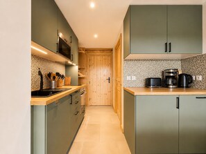 Coffee/tea maker, fridge, microwave, oven