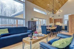 TV, fireplace - Haven of Peace Tremblant Spa 12p. (Amherst)