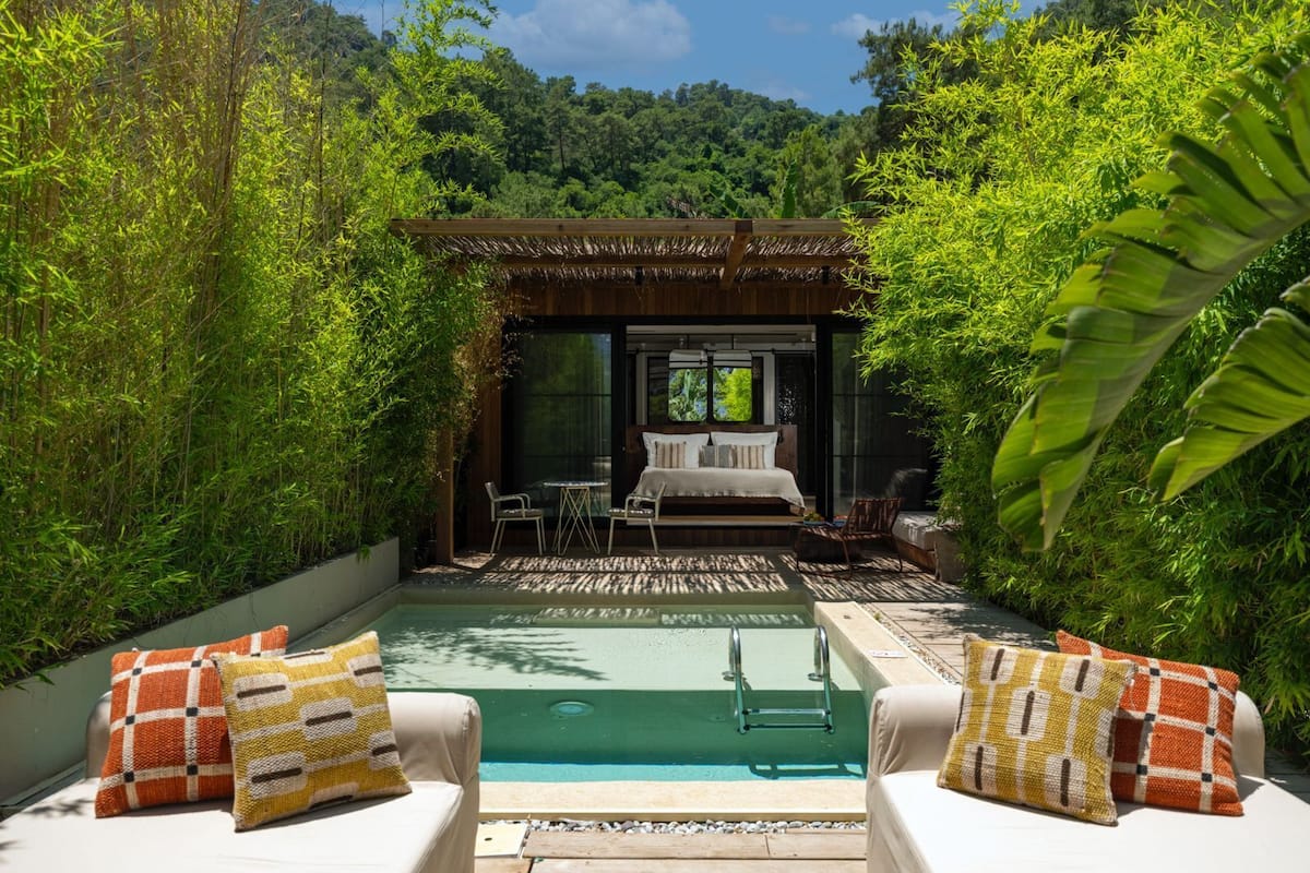 Suite Studio Design, 1 trÚs grand lit, piscine privée, vue mer | Vue sur le jardin