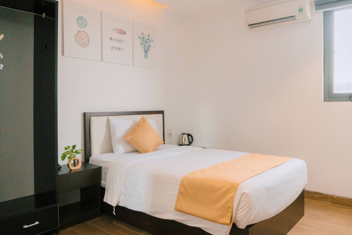 In-room safe, blackout curtains, free WiFi, bed sheets