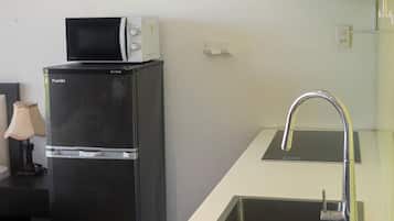 Deluxe Studio, Kitchenette | Private kitchen | Fridge, paper towels