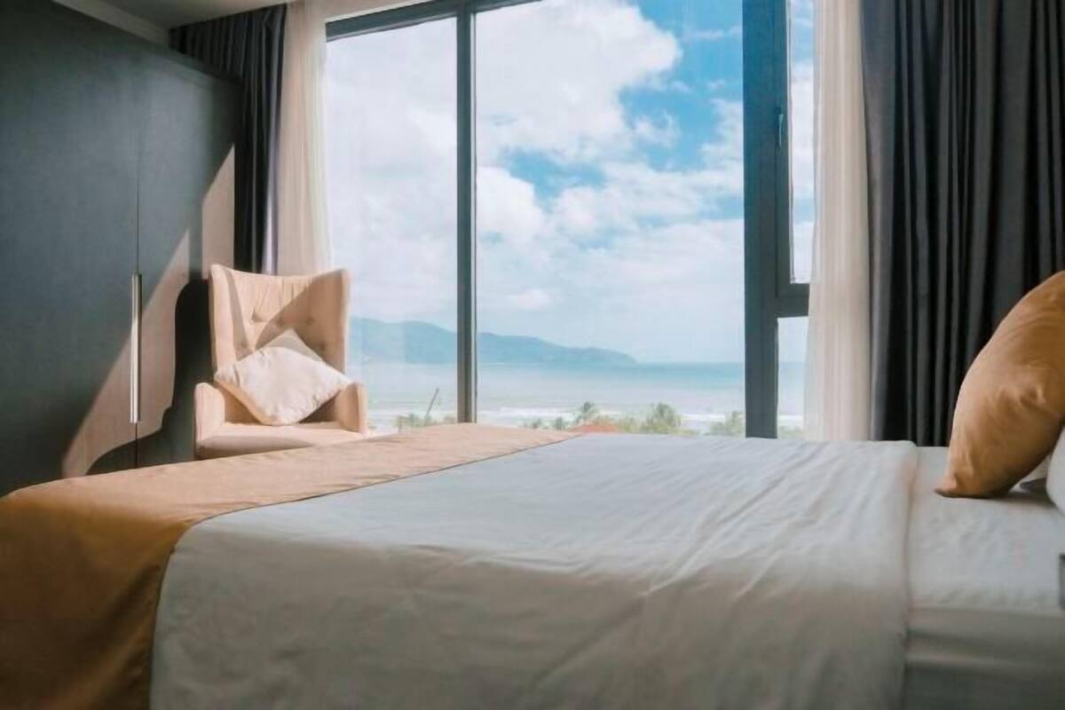 In-room safe, blackout curtains, free WiFi, bed sheets