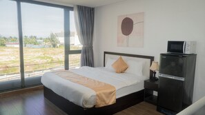 Deluxe studio, kitchenette | Een kluis op de kamer, verduisterende gordijnen, gratis wifi, beddengoed