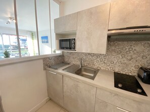 Fridge, microwave, oven, dishwasher - CORMORANE 2 - Studio in holiday rental, Carnac - U32 (Carnac)