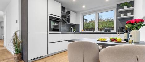 Fridge, oven, stovetop, dishwasher