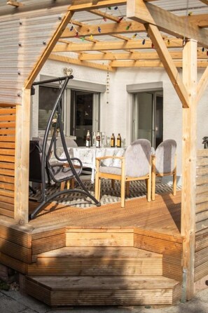 Outdoor dining - RK79 Holiday apartment - garden and pool near Fürth Hospital, Playmobil Funpark (Fürth)