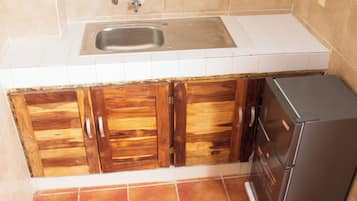 Tủ lạnh nhỏ, lò vi sóng, lò nướng, bếp nấu