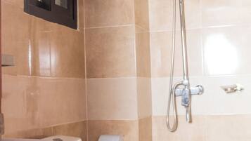 Douche, articles de toilette gratuits, bidet, serviettes fournies