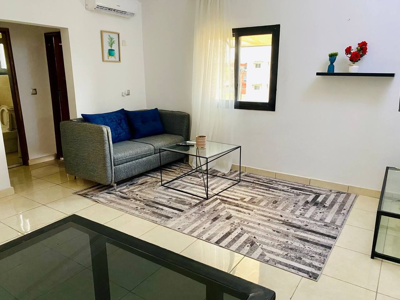 Suite Deluxe, balcón, vista a la ciudad | Área de sala de estar | Smart TV de 43 pulgadas con canales por cable 