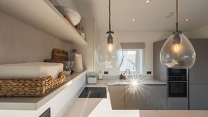 Fridge, microwave, oven, dishwasher - A modern costal townhouse in the scenic Bull Bay, offering stunning coastal views for up to 7 guests (Anglesey)