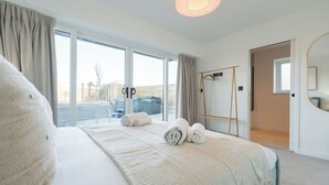3 bedrooms, iron/ironing board, free WiFi - A modern costal townhouse in the scenic Bull Bay, offering stunning coastal views for up to 7 guests (Anglesey)