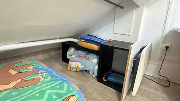 1 slaapkamer, een strijkplank/strijkijzer, beddengoed