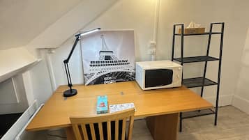 1 slaapkamer, een strijkplank/strijkijzer, beddengoed