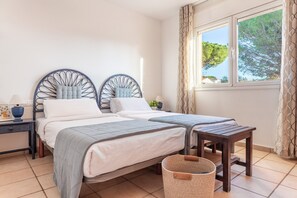 4 bedrooms, iron/ironing board, free WiFi, bed sheets - Casa Merce for great company in quiet area (L'Escala)