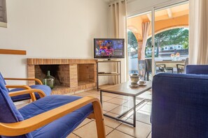 TV, fireplace - Casa Merce for great company in quiet area (L'Escala)