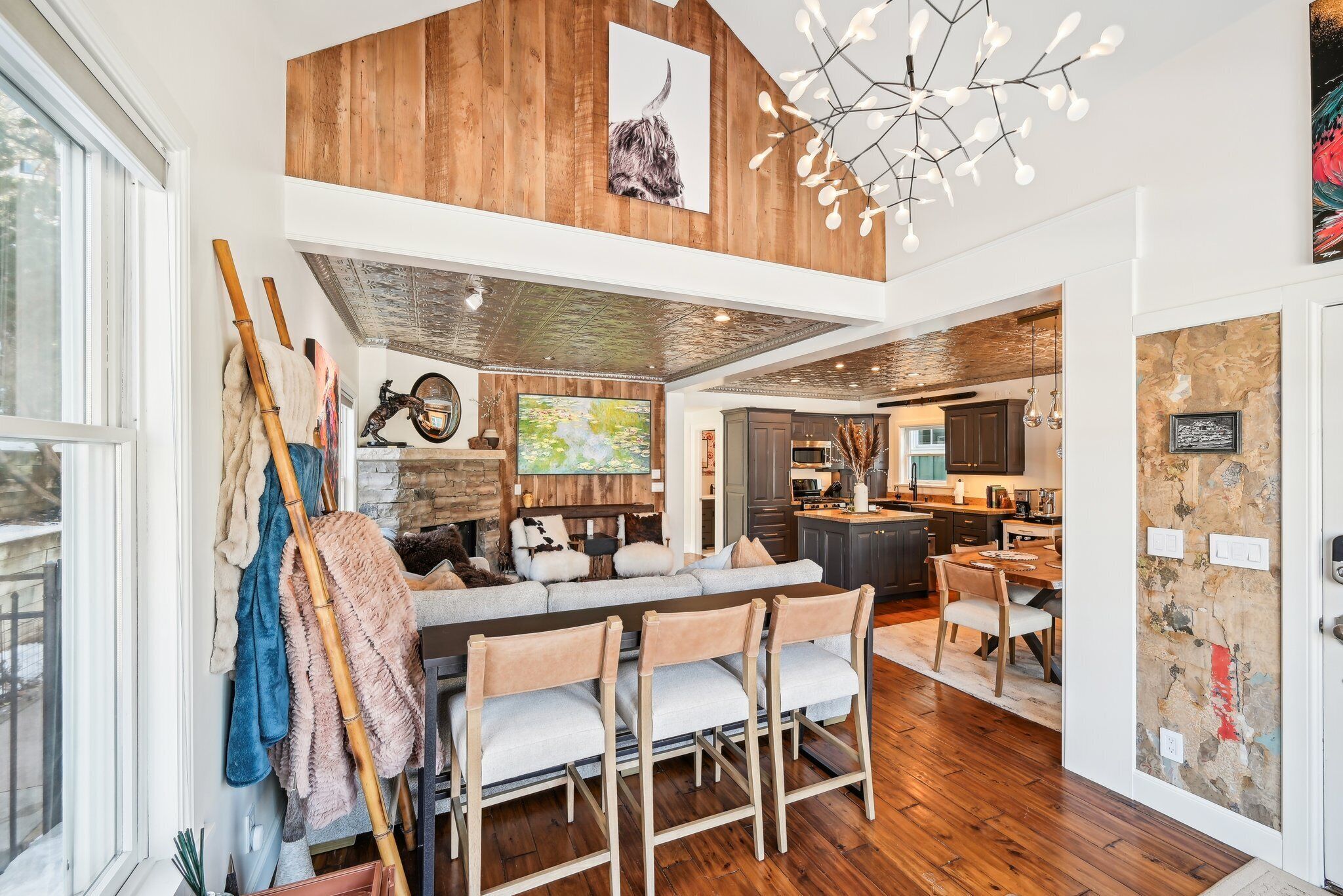 Smart-tv och eldstad