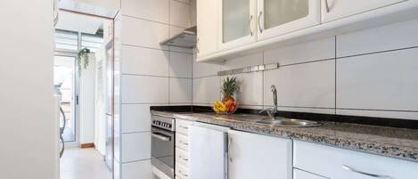 Køleskab, mikrobølgeovn, ovn, kogeplade