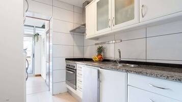 Kylskåp, mikrovågsugn, ugn och spishäll