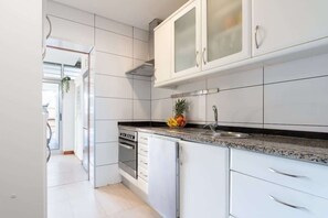 Fridge, microwave, oven, stovetop - Host Wise - Charming Cozy Room 5 (São Mamede de Infesta)