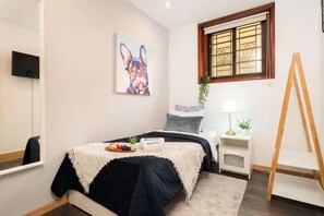 1 bedroom, iron/ironing board, travel cot, WiFi - Host Wise - Charming Cozy Room 5 (São Mamede de Infesta)