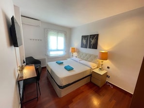 Classic Double Room, Shared Bathroom | Iron/ironing board, free WiFi - Rooms Nuevo Paris (Barcelona)