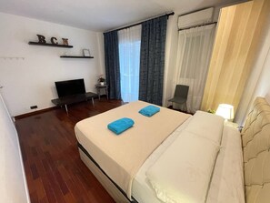 Double Room, Shared Bathroom | Iron/ironing board, free WiFi - Rooms Nuevo Paris (Barcelona)