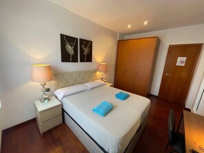Classic Double Room, Shared Bathroom | Iron/ironing board, free WiFi - Rooms Nuevo Paris (Barcelona)