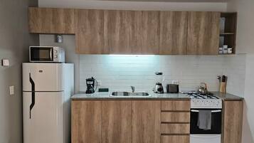 Refrigerador, microondas, horno, cafetera/tetera