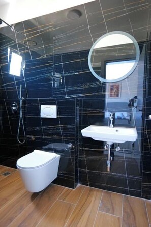 Quadruple Room | Bathroom | Shower, free toiletries, hair dryer, towels - Vila Xhafa (Ksamil)