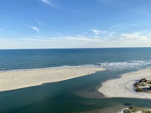 Una playa con aguas azul turquesa y una orilla arenosa.