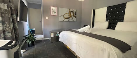 Standaard kamer, 1 kingsize bed, uitzicht op zwembad | Gratis wifi