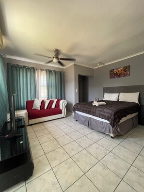 Comfort-rum - 1 queensize-säng - utsikt mot poolen | Gratis wi-fi