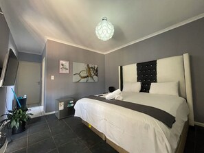 Standardrum - 1 kingsize-säng - utsikt mot poolen | Gratis wi-fi