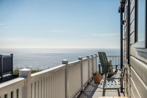 A balcony with a view of the sea, a chair, and a potted plant. - Seaview,sleeps 4to6,pet Friendly, Parking (Wareham)