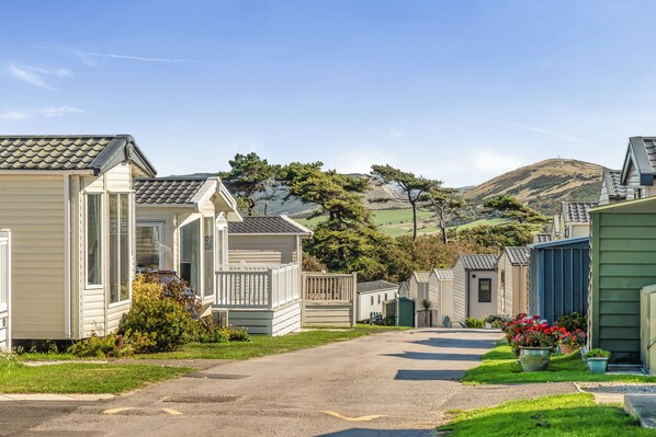 A row of mobile homes with a paved driveway and a grassy area in front. - Seaview,sleeps 4to6,pet Friendly, Parking (Wareham)